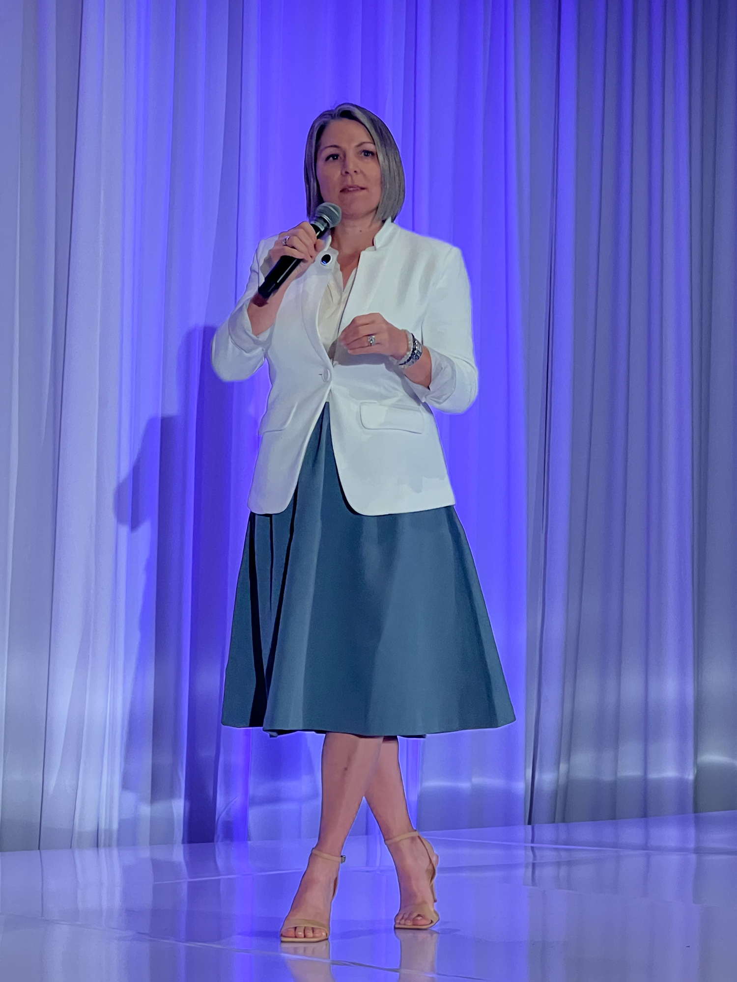 Kikki Avila on stage between thoughts